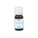 Boccetta di Olio essenziale puro di Coriandolo Cuorerbe su sfondo bianco