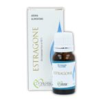 Boccetta di Olio essenziale puro di Estragone Cuorerbe con confezione su sfondo bianco