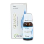 Olio essenziale puro di Geranio Cuorerbe con confezione Boccetta di Olio essenziale puro di Geranio Cuorerbe con confezione su sfondo bianco